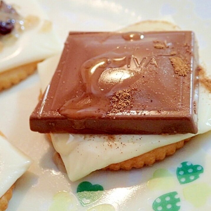 チーズとチョコとメープルシロップの焼きリッツ